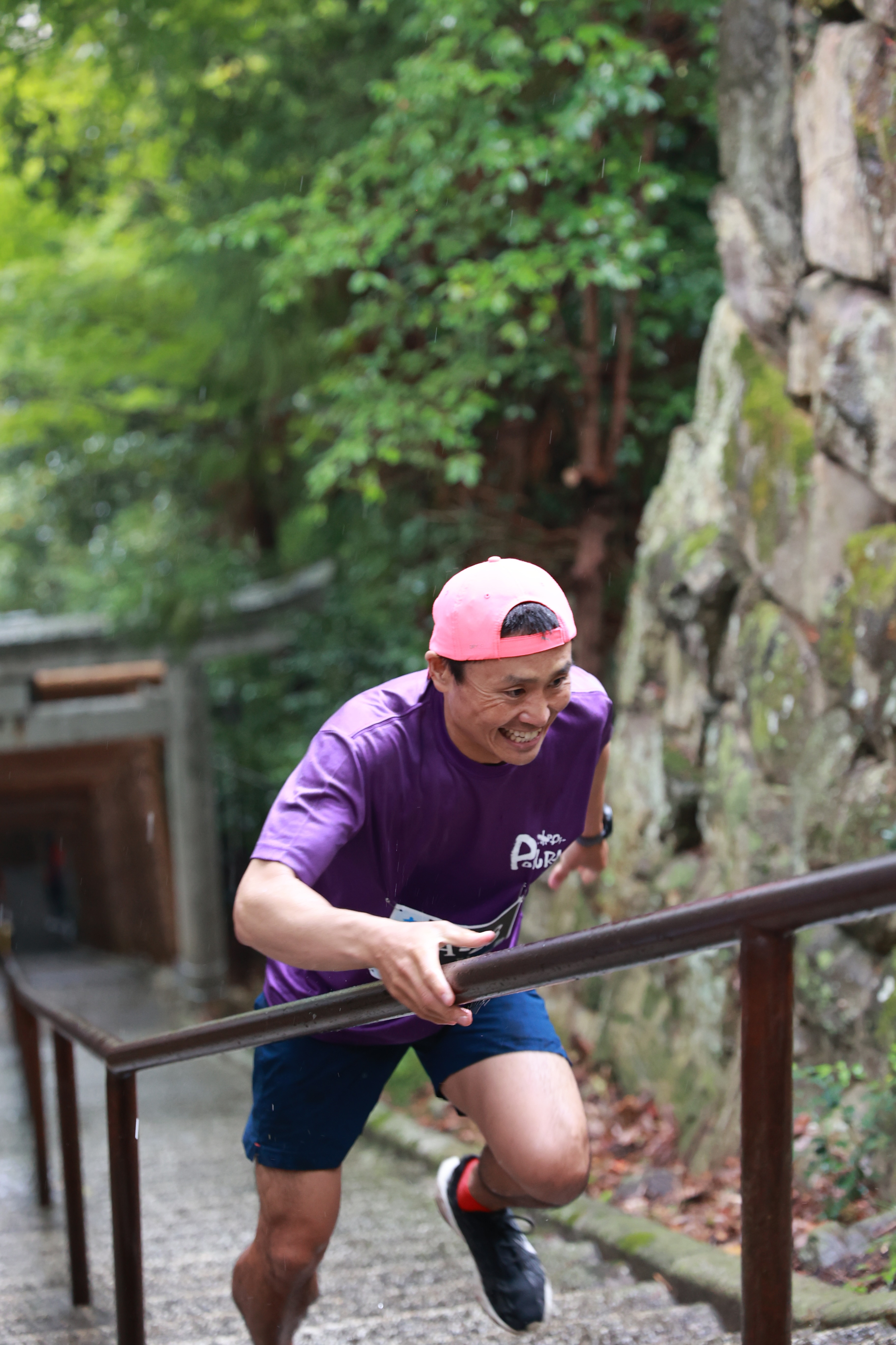 太郎坊宮の石段を駆け上がる参加者